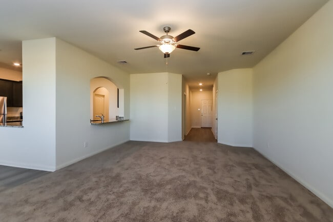 5819 Littoral Rd in Mont Belvieu, TX - Foto de edificio - Building Photo