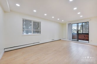 1444 Martin St in White Rock, BC - Building Photo - Building Photo