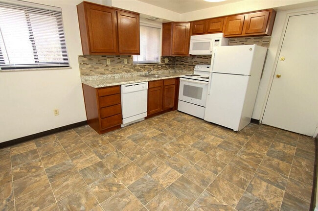 Chateau Apartments in Monroeville, PA - Foto de edificio - Building Photo