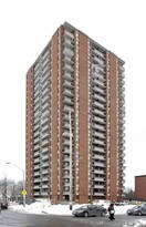 Rochester Towers in Ottawa, ON - Building Photo