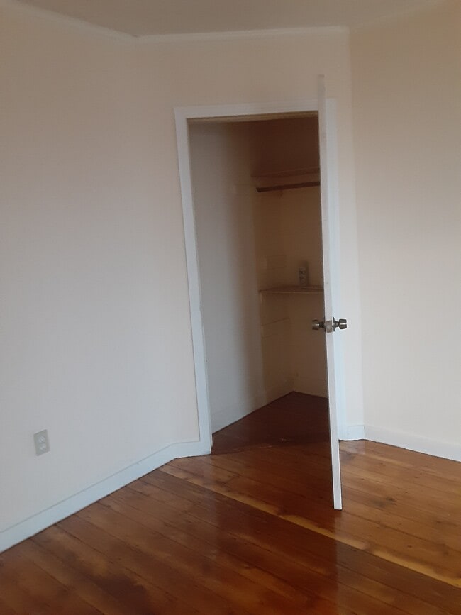 2 Vars Ln, Unit First floor left in Bradford, RI - Building Photo - Building Photo