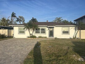 717 Sunset Cove in Madeira Beach, FL - Building Photo
