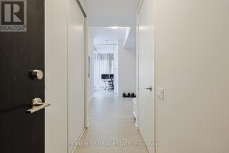 33 Charles St E in Toronto, ON - Building Photo - Building Photo