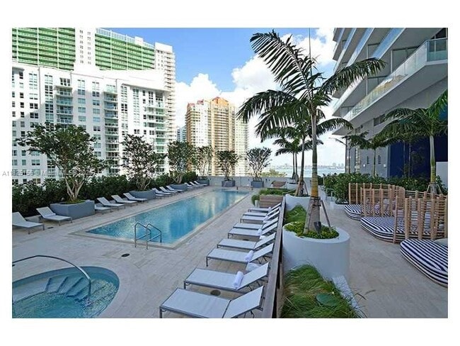 1300 Brickell Bay Dr, Unit 3003 in Miami, FL - Building Photo - Building Photo