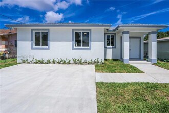 806 NW 5th Ave in Hallandale Beach, FL - Building Photo - Building Photo