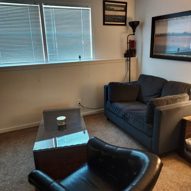 858 Highland Dr, Unit 2 in Lawrence, KS - Foto de edificio - Building Photo