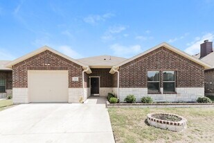 318 Billy Wickliffe Dr in Wilmer, TX - Building Photo