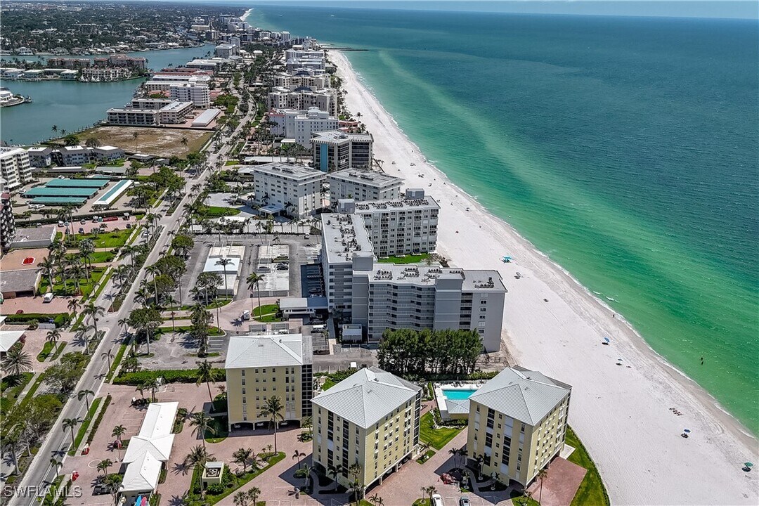 3483 Gulf Shore Blvd N in Naples, FL - Foto de edificio