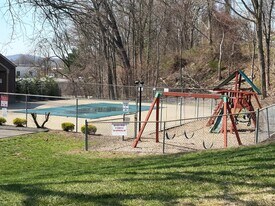 166 Old Brookfield Rd, Unit ranch style in Danbury, CT - Building Photo