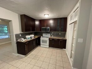 1575 NW 60th Ave, Unit B in Sunrise, FL - Building Photo - Building Photo