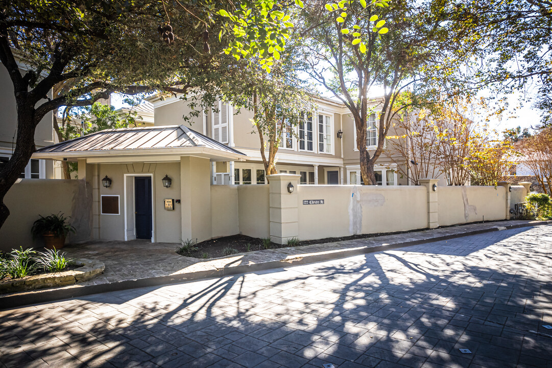 122 Chester St in Alamo Heights, TX - Foto de edificio