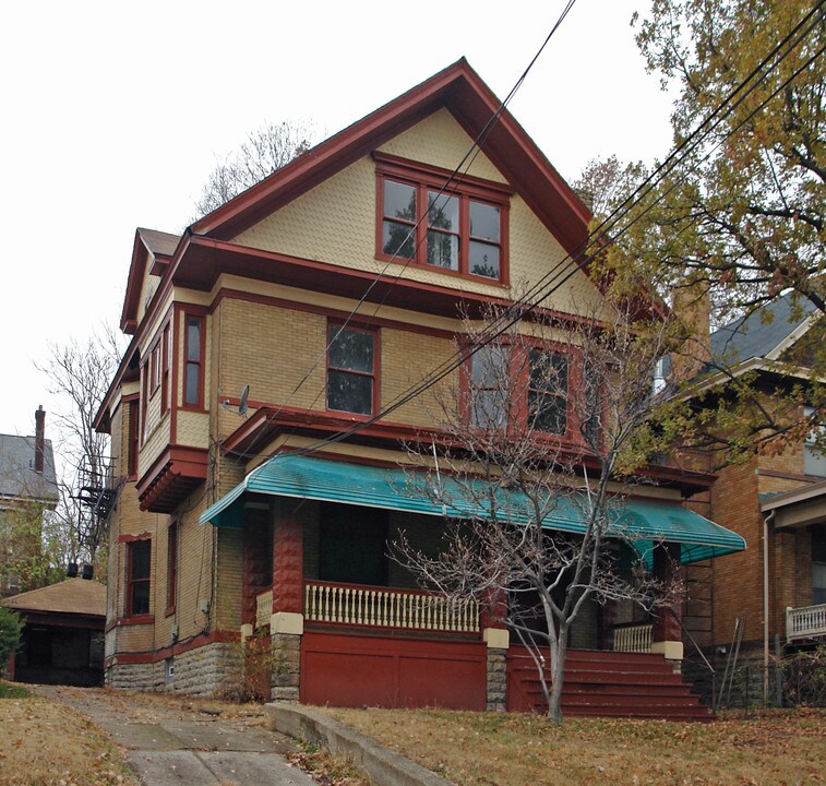 2207 Burnet Ave in Cincinnati, OH - Building Photo