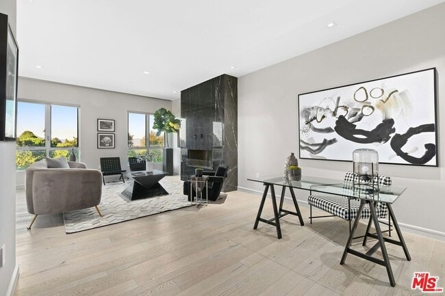 2391 Roscomare Rd, Unit 20987 in Los Angeles, CA - Building Photo - Building Photo