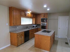 1905 Claus Rd in Modesto, CA - Foto de edificio - Building Photo