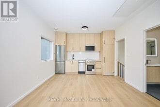 5361 Valley Wy in Niagara Falls, ON - Building Photo - Building Photo