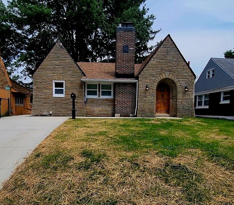 1097 Himelright Blvd in Akron, OH - Foto de edificio