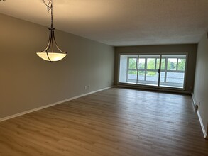 4075 W 51st St, Unit 408 in Minneapolis, MN - Building Photo - Building Photo