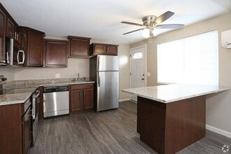 Oakwood Terrace in Westfield, MA - Foto de edificio - Building Photo
