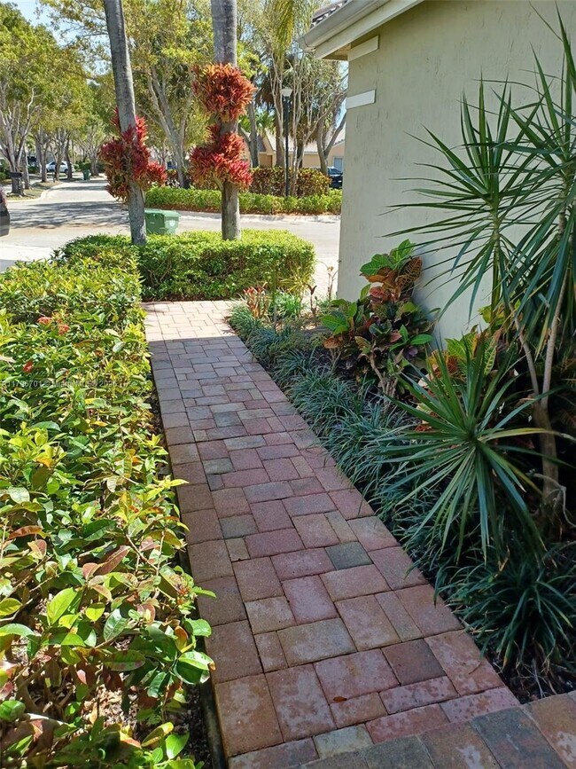 4000 Pine Ridge Ln in Weston, FL - Building Photo - Building Photo