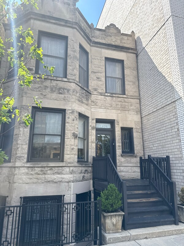 2038 N Damen Ave