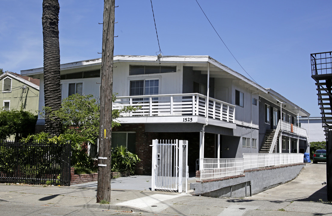 1525 Alcatraz Ave in Berkeley, CA - Building Photo