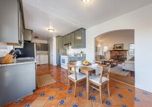 2100 Barclay St in Los Angeles, CA - Building Photo - Building Photo