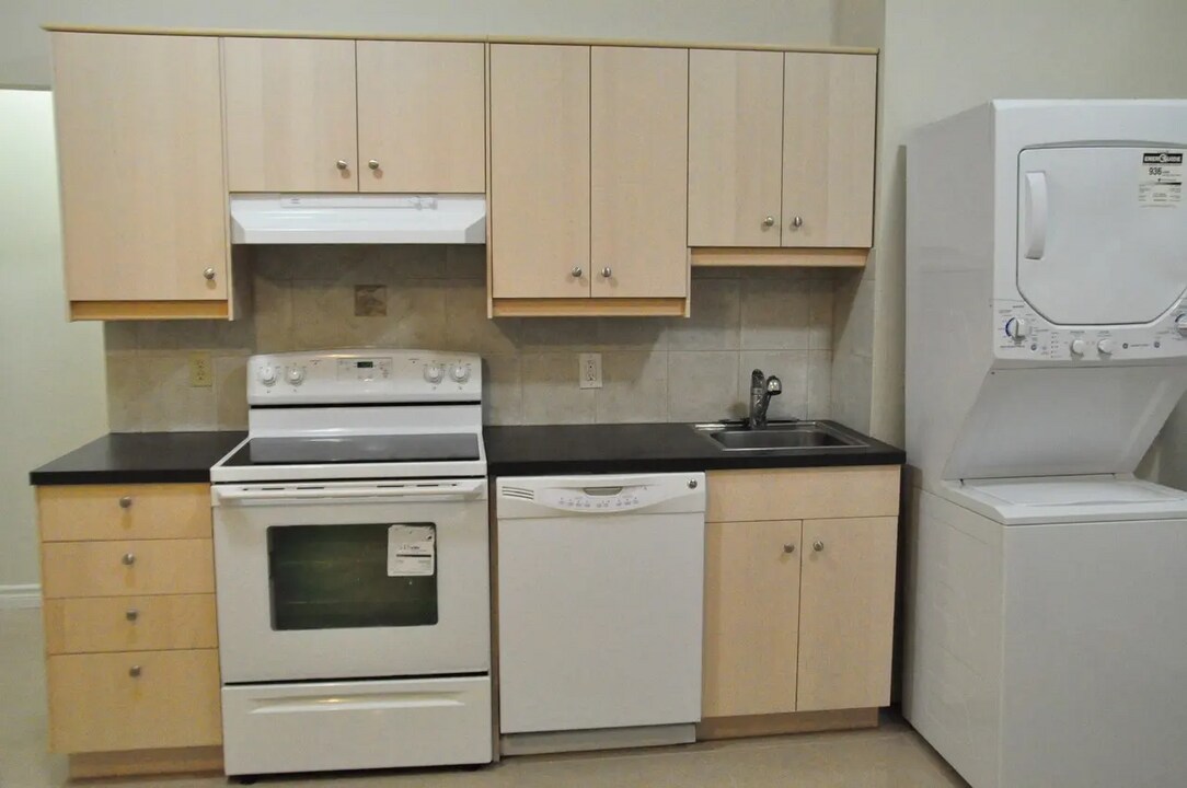 1 Flora St in Ottawa, ON - Building Photo