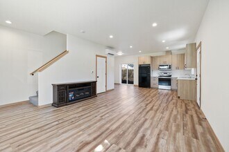 1603 SE Maple St in Milwaukie, OR - Foto de edificio - Building Photo