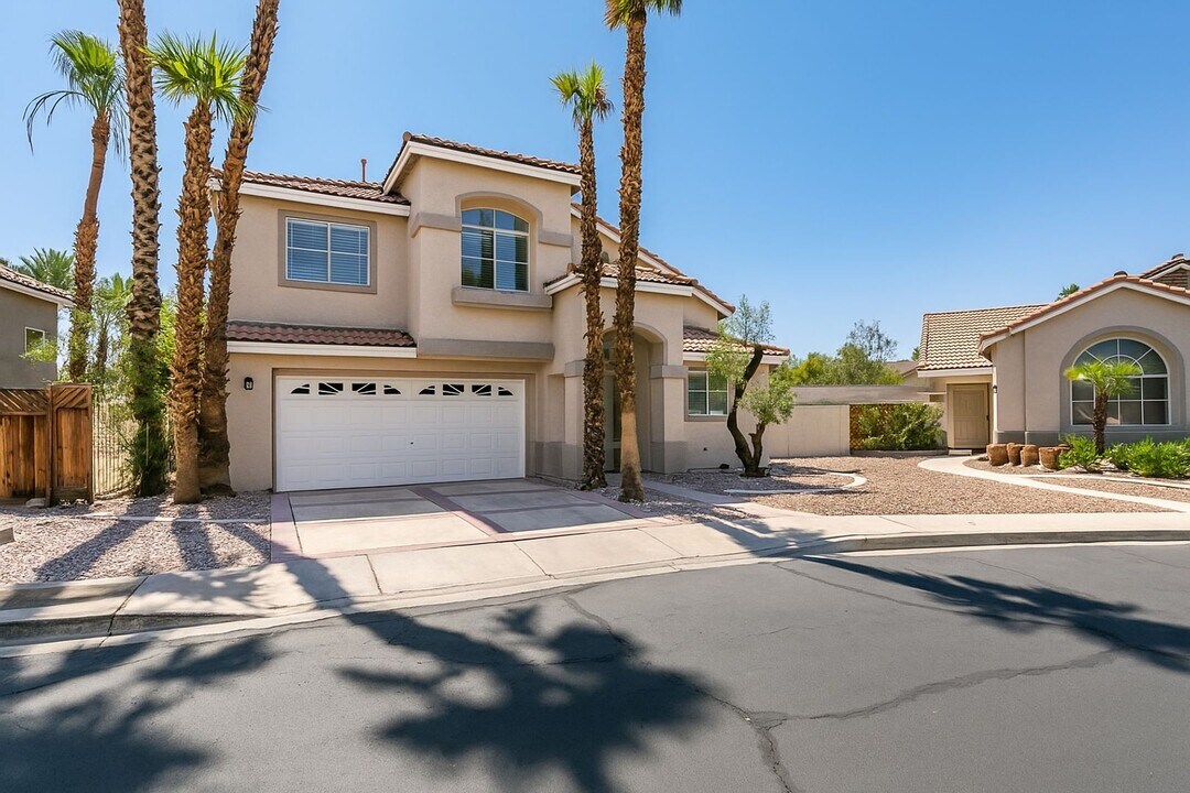 70 Magical Mystery Ln in Henderson, NV - Building Photo