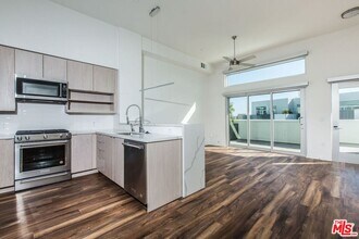 950 S Fairfax Ave in Los Angeles, CA - Building Photo - Building Photo