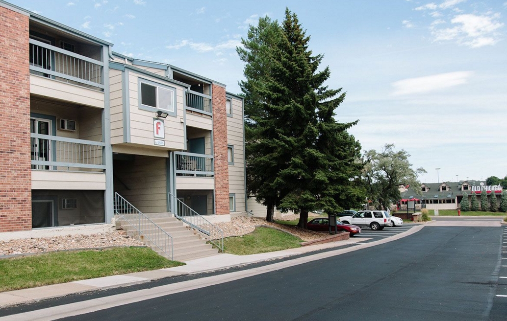 Wadsworth Parkway Apartments in Arvada, CO - Building Photo