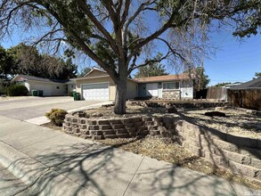 3225 Pierremont Rd in Reno, NV - Foto de edificio - Building Photo