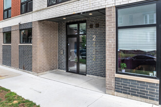 2402 W Carmen Ave in Chicago, IL - Building Photo - Building Photo