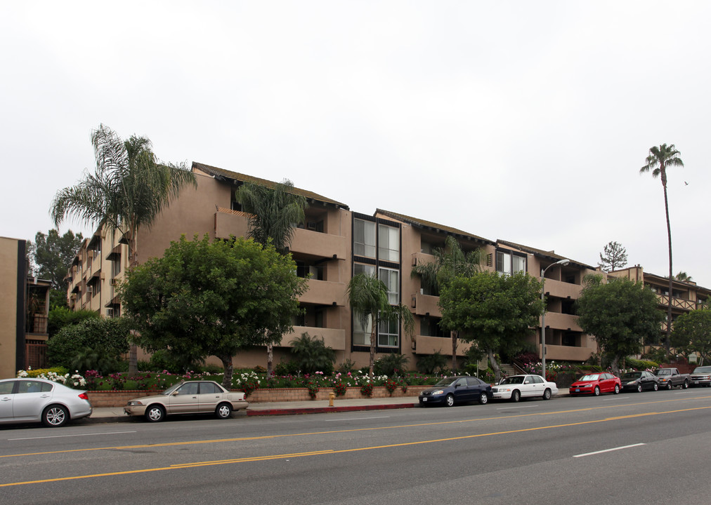 Encino Country Club Apartments in Encino, CA - Building Photo