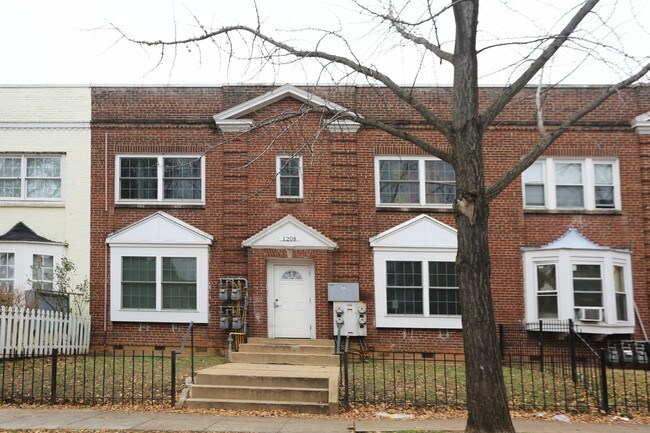 1208 Holbrook St Ne