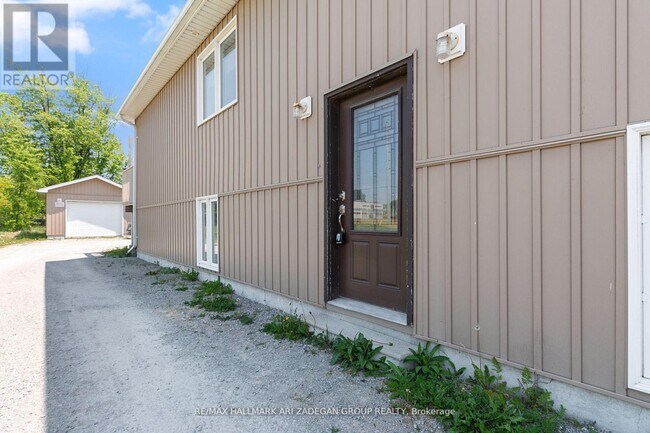 177 The Queensway S in Georgina, ON - Building Photo - Building Photo