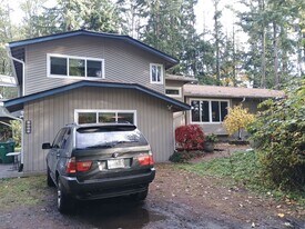 4060 NE Kedros Dr in Poulsbo, WA - Building Photo