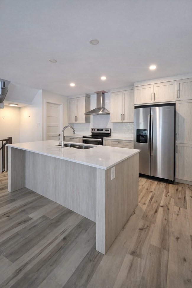 property at 359 Voyageur Pl