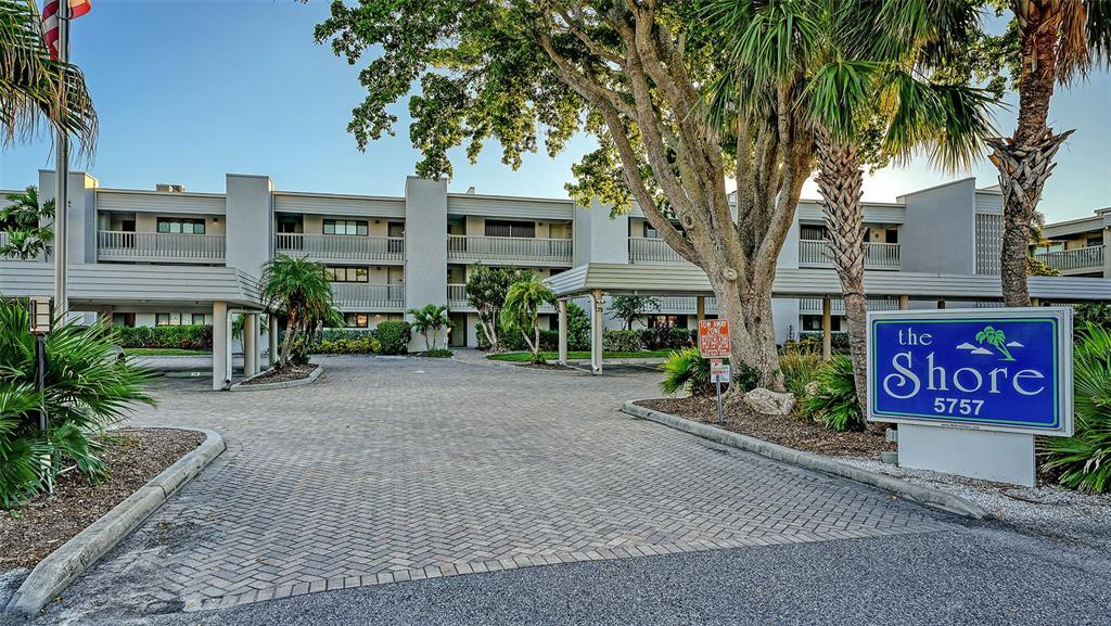 5757 Gulf of Mexico Dr in Longboat Key, FL - Foto de edificio