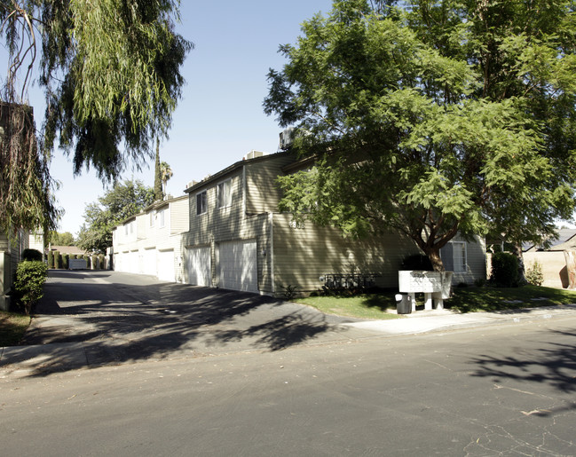 Heathergreen Townhomes in Bakersfield, CA - Building Photo - Building Photo