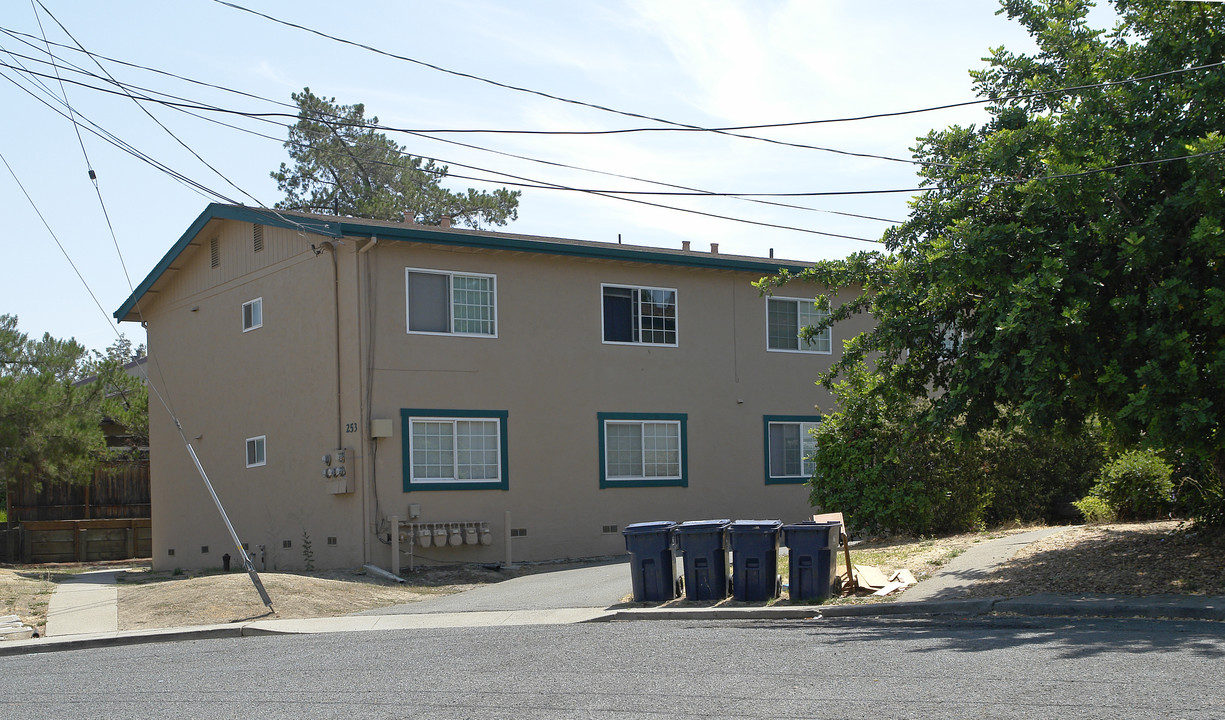 253 Arana Dr in Martinez, CA - Foto de edificio