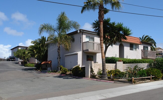 Solana Valley Apartments in Solana Beach, CA - Building Photo - Building Photo