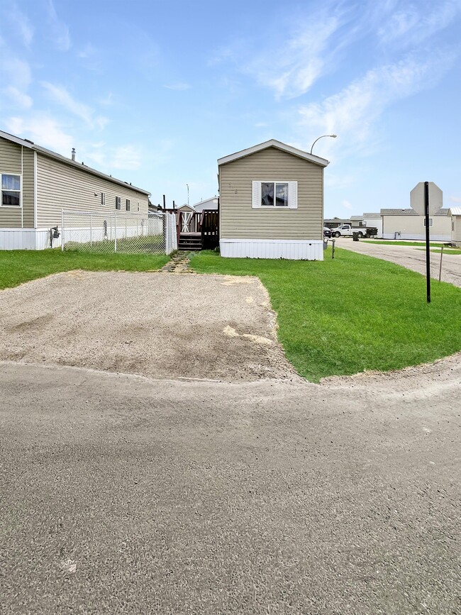 10615-10688 88 St in Grande Prairie, AB - Building Photo - Building Photo