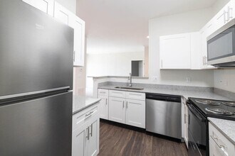 Center Point in Indianapolis, IN - Foto de edificio - Building Photo