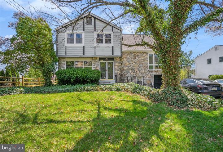 1057 Fitzwatertown Rd in Roslyn, PA - Building Photo