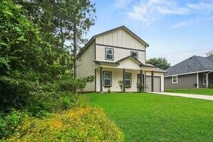 4006 Frontier Rd in Willis, TX - Building Photo