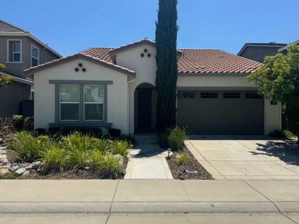 2706 Chuckwagon Ln in Rocklin, CA - Building Photo