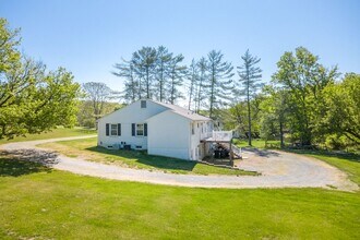 2561 Rutrough Rd SE in Roanoke, VA - Building Photo - Building Photo