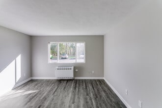 Silver Maple Village Apartments in Holt, MI - Building Photo - Building Photo