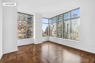 250 E 54th St in New York, NY - Foto de edificio - Building Photo